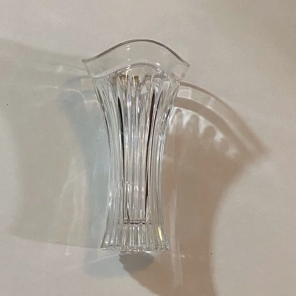 Vintage Elegant Clear Glass Flower Vase - Picture 8 of 8